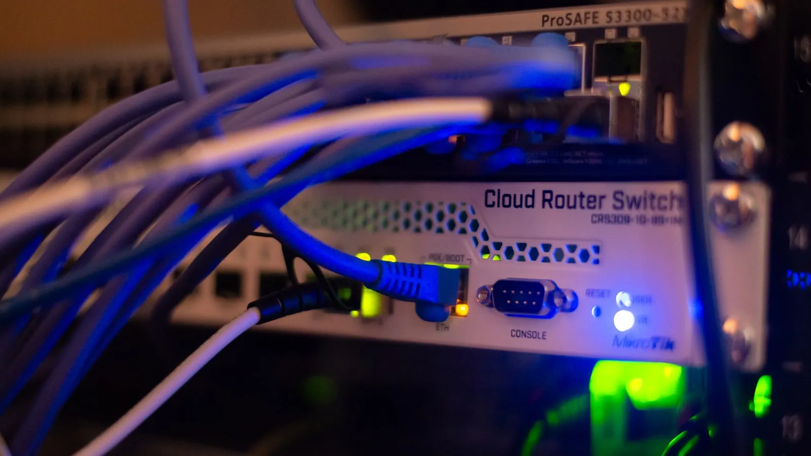 Przełączniki sieciowe w szafie rack z podłączonymi kablami