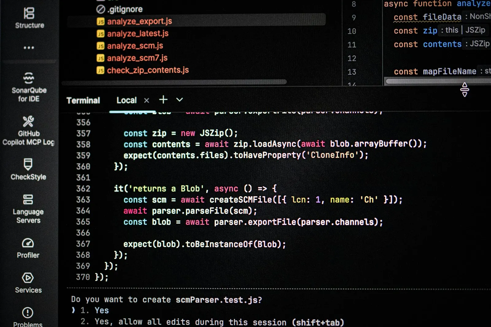 Edytor kodu z terminalem, w którym narzędzie agentowe prosi o zgodę na zmianę