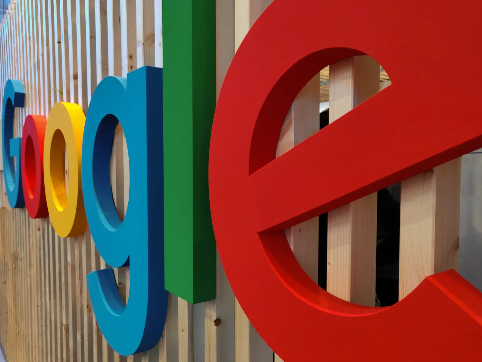 Logo Google na ściance działowej