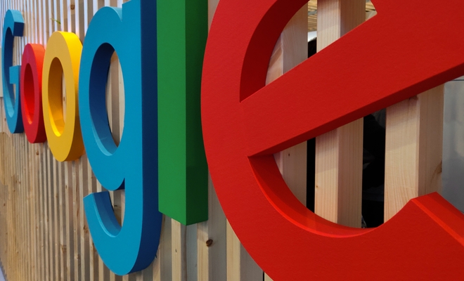 Logo Google na ściance działowej